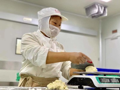 視頻 | 敘永公務員辭職當?shù)案獾陮W徒 如今酥點賣到浙江新疆、企業(yè)產(chǎn)值500萬元